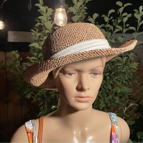 Straw hat with white sash - Picture 3 of 4